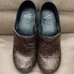 Dansko Size 38 Clogs Brown Aztec Floral Pattern